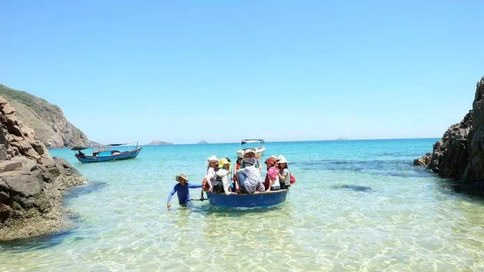 77 Mùa hè ý nghĩa cùng với Quy Nhơn mới nhất 6 Trải nghiệm đi thuyền thúng ở đảo Kỳ Co (Ảnh - Blueriver)