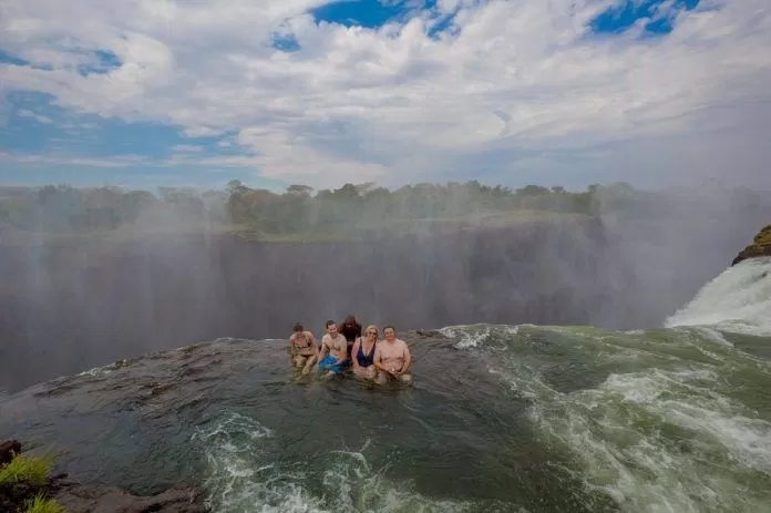 Bạn có đủ can đảm để bơi trong hồ Devils Pool? châu Phi devils pool thác Victoria Zambia