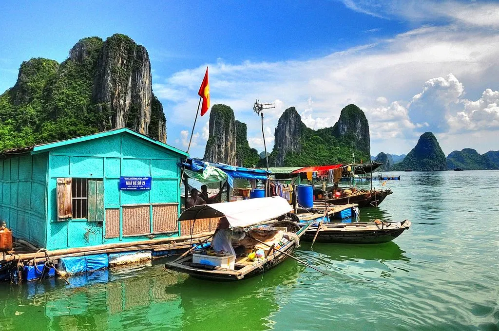 trường học nổi tại Hạ Long