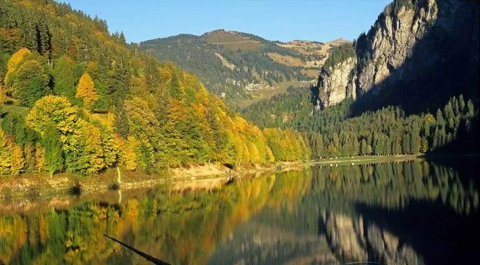 Vẻ đẹp ngỡ ngàng của hồ Lac Montriond (Ảnh internet)