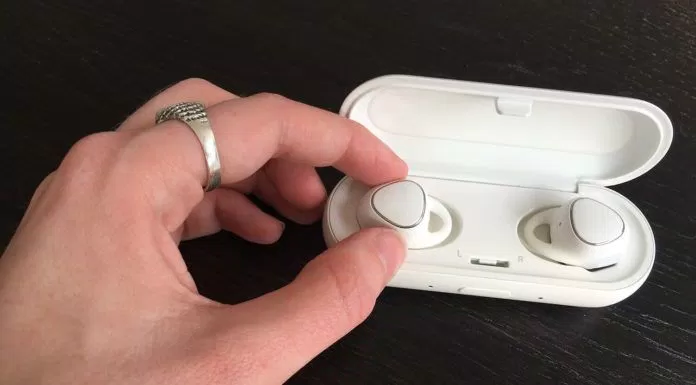 Samsung vừa cho ra mắt tai nghe không dây Gear IconX