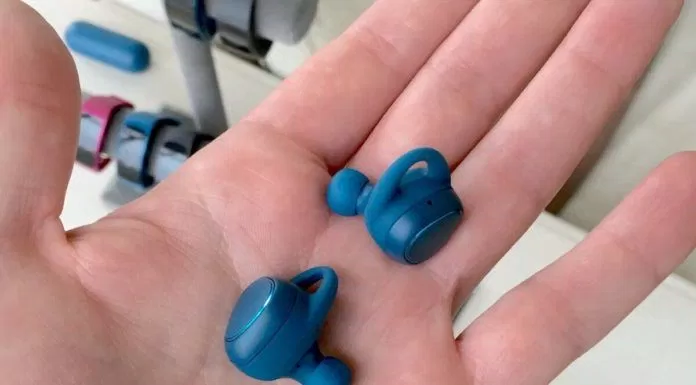 Samsung vừa cho ra mắt tai nghe không dây Gear IconX