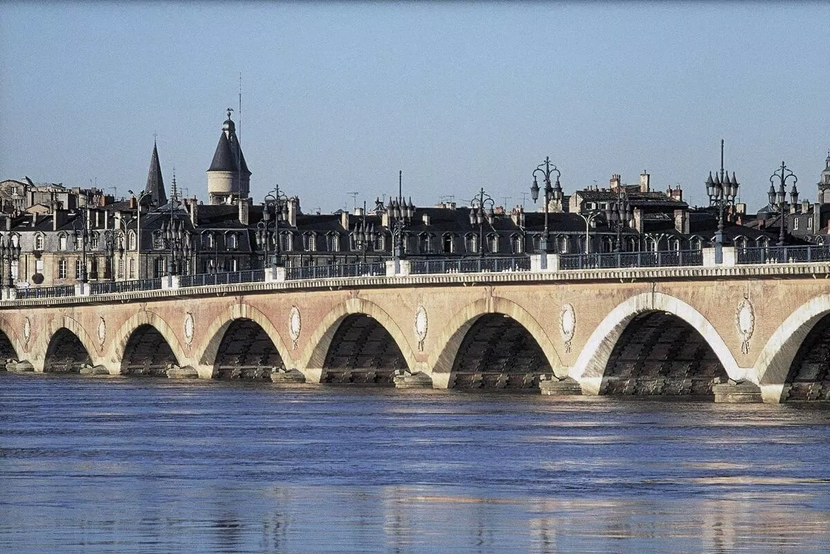 Pont de Pierre - cây cầu cổ và đẹp nhất nước Pháp