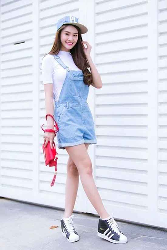 Áo thun trắng kết hợp váy yếm