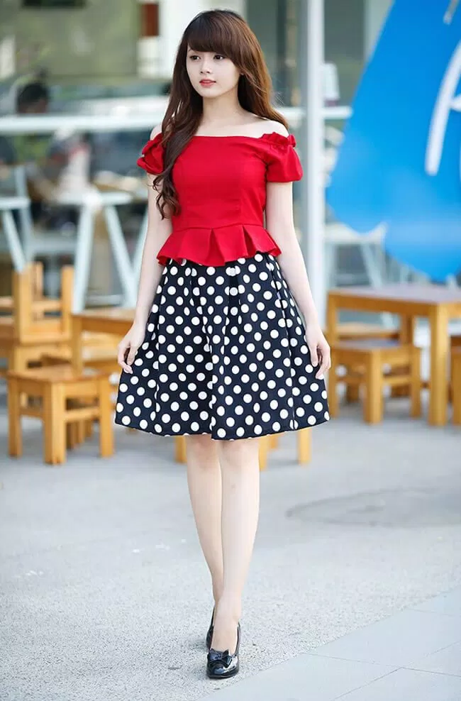 Áo trễ vai mix với chân váy xòe chấm bi cho bạn gái khoe đôi vai trần nõn nà và đôi chân thon thả yêu kiều. (ảnh: internet)