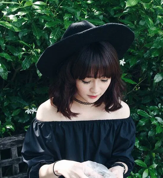 Áo trễ vai màu đen, một màu tương phản với làn da trắng, sẽ làm đôi vai của bạn gái nổi bật lên, làm sao mà các chàng không yêu cho được? (ảnh: internet)