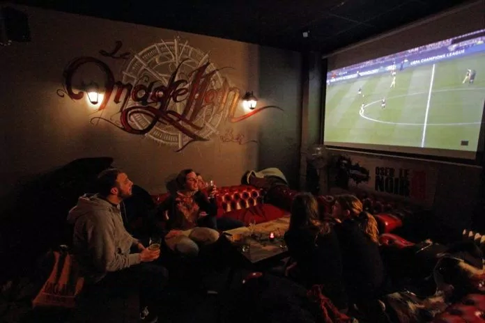 Bạn có thể cùng bạn bè đến đây vừa thưởng thức các loại rượu, bia vừa xem các trận bóng đá (Ảnh internet)