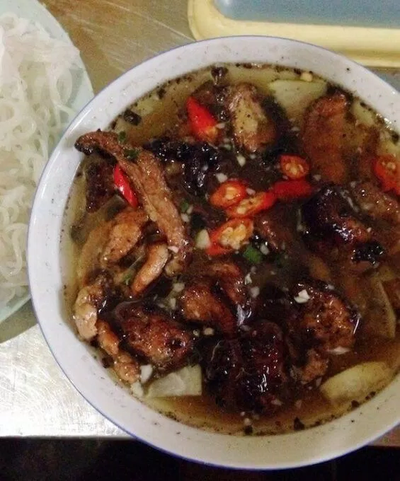 Bát nước dùng đặc biệt với thịt nướng vàng và vài lát đu đủ được tỉa đẹp mắt