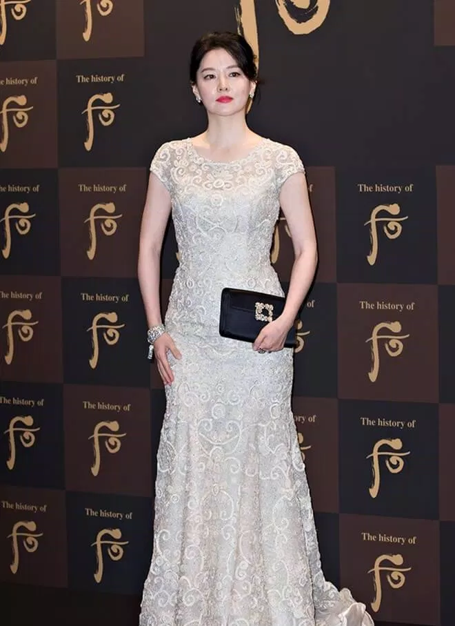 Lee Young Ae xuất hiện với bộ đầm dáng đuôi cá ôm sát người khoe đường cong quyến rũ (ảnh: internet)