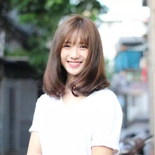 Trong khi đó, tóc lob với mái thưa tôn lên nét dịu dàng cho con gái. (ảnh: internet)