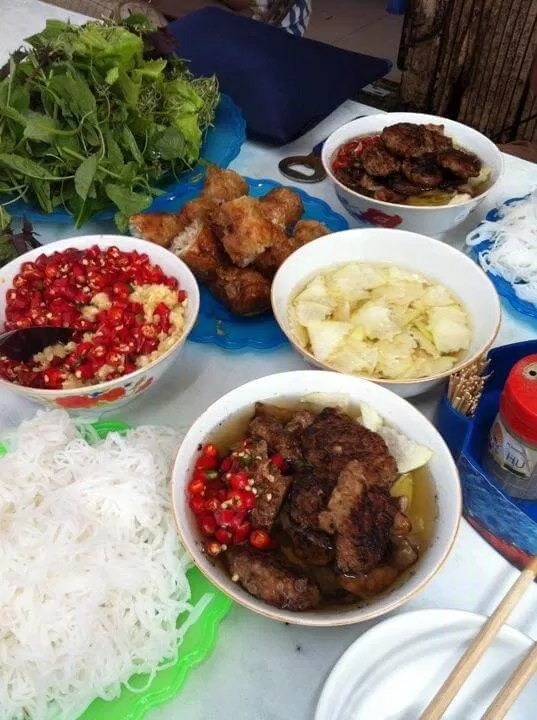 Bữa ăn hấp dẫn với bún chả Hàng Mành