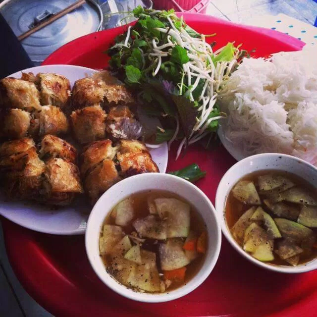 Quán còn phục vụ món bún nem cua bể