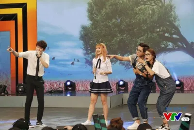 2 MC cũng nhắng nhít theo 2 khách mời đặc biệt (ảnh: internet)