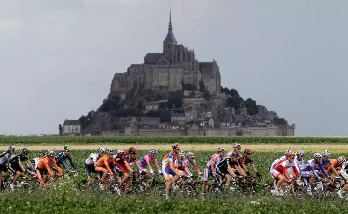 Đoàn đua đi qua hòn đảo Mont Saint Michel có kiến trúc độc đáo ở miền bắc nước Pháp. (ảnh: internet)