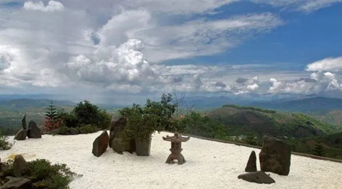 Chùa tọa lạc trên cao, phóng tầm mắt ra xa, bạn sẽ ngỡ ngàng trước núi non trùng điệp, rừng cây xanh thẳm. (ảnh: internet)