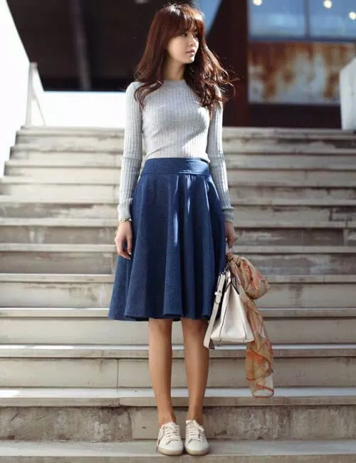Chân váy xòe với áo len cũng là một cách kết hợp hay. (ảnh: internet)