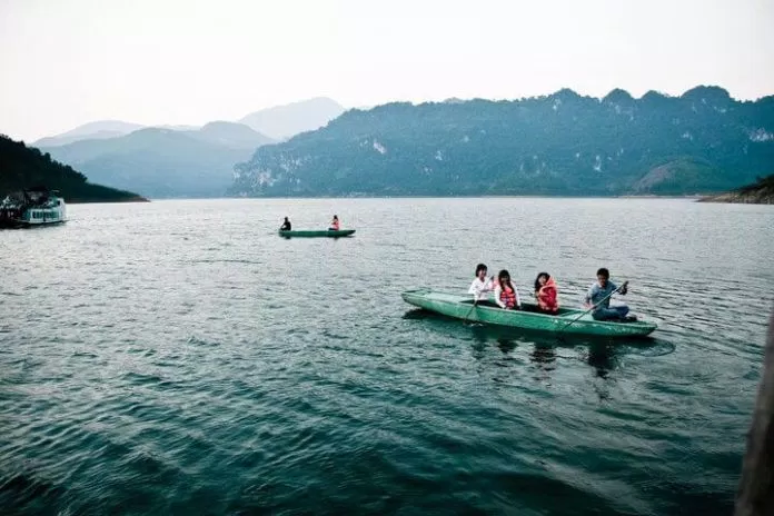 Chèo thuyền giữa hồ (ảnh: internet)