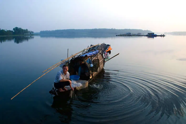 Trải nghiệm cảm giác chèo thuyền giữa mặt hồ yên ả. (ảnh: internet)