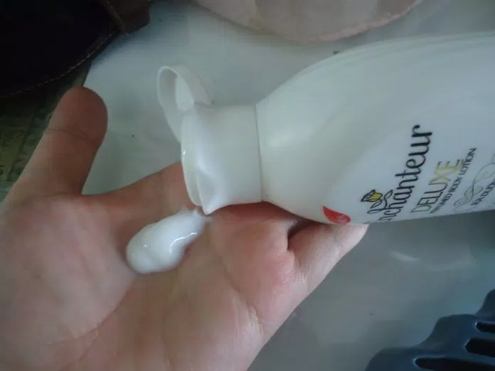 Cho sữa vào lòng bàn tay một lượng vừa đủ. (ảnh: Đỗ Khánh Ngọc)
