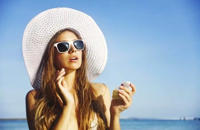 Thoa kem chống nắng, dùng nón rộng vành là một trong những việc cần thiết bảo vệ da bạn. (ảnh: internet)