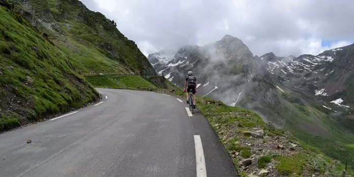 Con đường uốn lượn theo vách núi tạo nên địa hình khắc nghiệt cho các tay đua. (ảnh: internet)