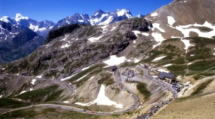 Nhìn từ flycam, ngọn núi Col du Galibier uốn quanh dãy núi cao kiêu kỳ. (ảnh: internet)