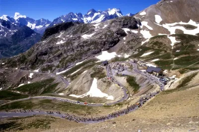 Nhìn từ flycam, ngọn núi Col du Galibier uốn quanh dãy núi cao kiêu kỳ. (ảnh: internet)