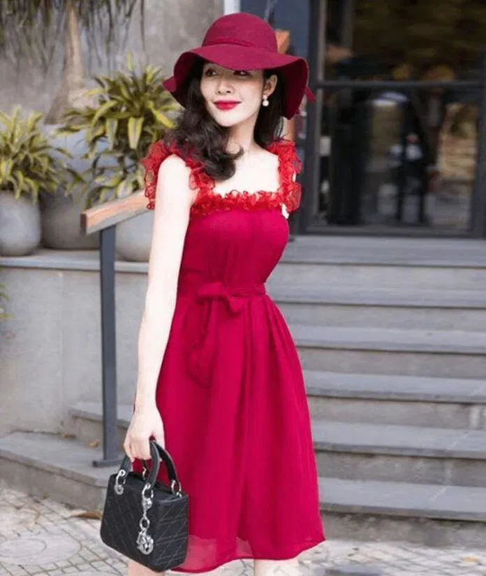 Váy xòe gam màu đỏ hồng với tay nhún bèo cho con gái xinh xắn, đáng yêu. (ảnh: internet)