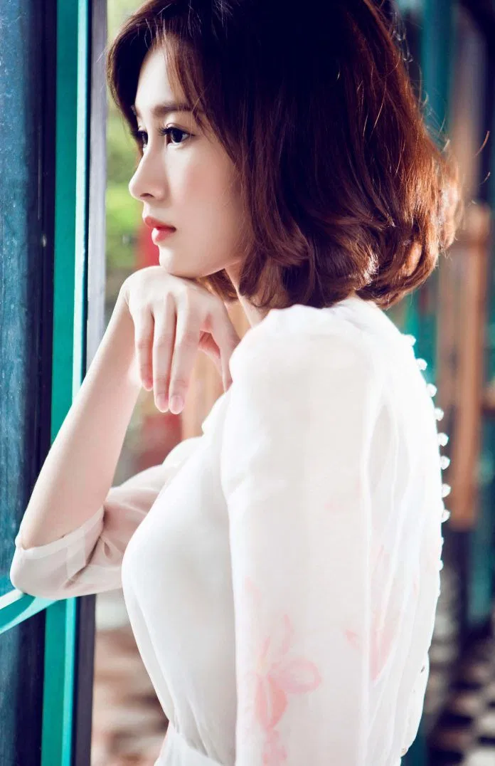 "Thần tiên tỷ tỷ" Đặng Thu Thảo đẹp như thơ với tóc ngang vai uốn nhẹ. (ảnh: internet)