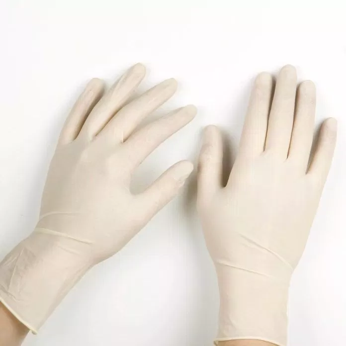 Đeo găng tay để tránh tác động bên ngoài lên móng tay bạn. (ảnh: internet)