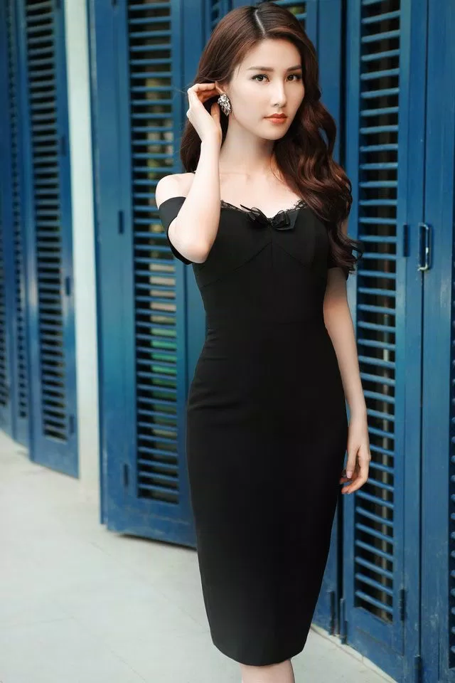 Diễm My 9x trong trang phục ren