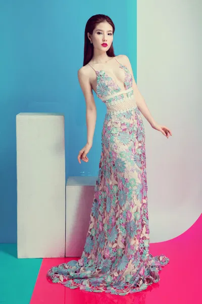 Diễm My 9x trong trang phục ren