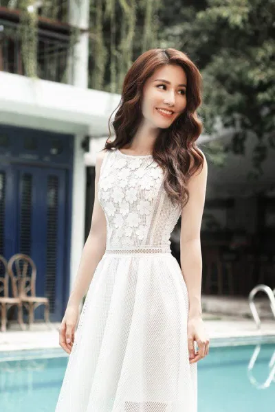 Diễm My 9x trong trang phục ren