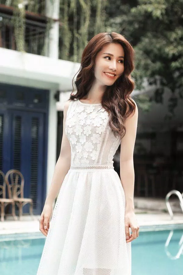 Diễm My 9x trong trang phục ren