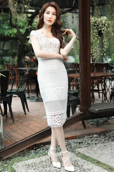 Diễm My 9x trong trang phục ren
