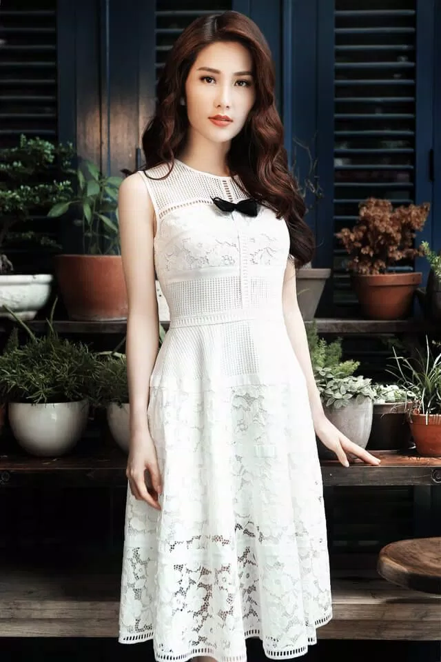 Diễm My 9x trong trang phục ren