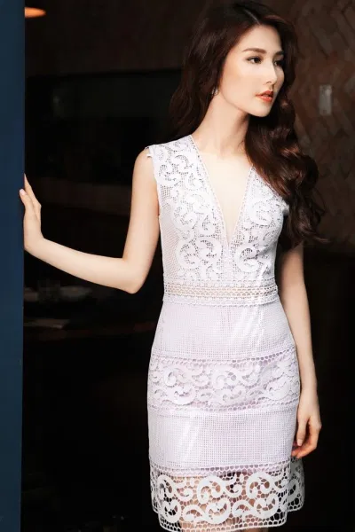 Diễm My 9x trong trang phục ren