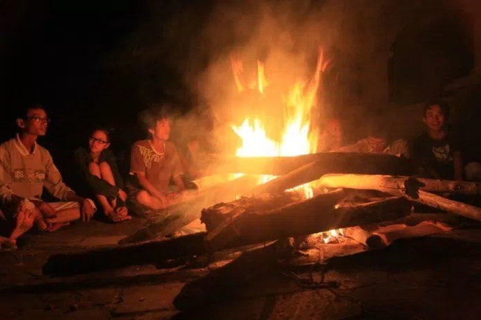 Ngồi bên nhau trong ánh lửa bập bùng (ảnh: internet)