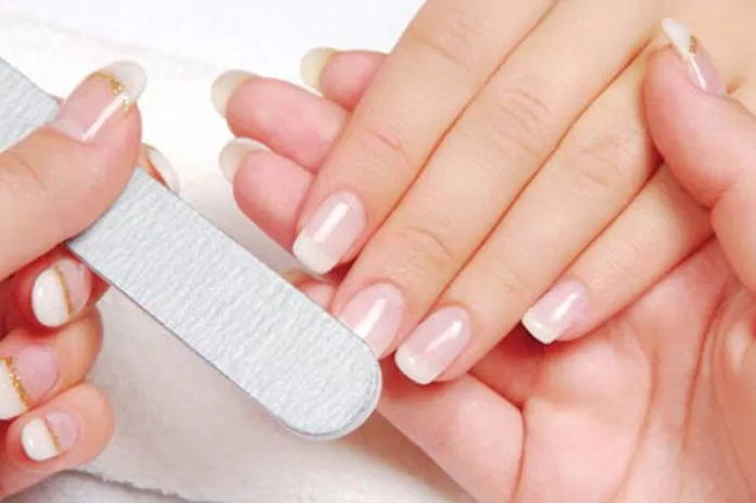 Nên dùng bàn giũa bằng đá nhám (tuyệt đối không dùng bàn giũa kim loại) để giũa từ hai bên vào giữa móng. (ảnh: internet)