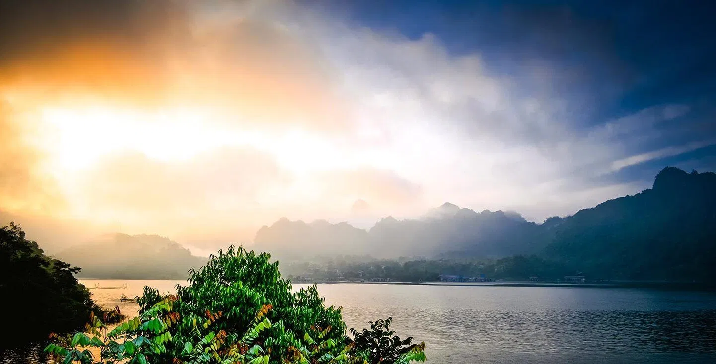 Dưới ánh nắng, Thung Nai thật thơ mộng. (ảnh: internet)