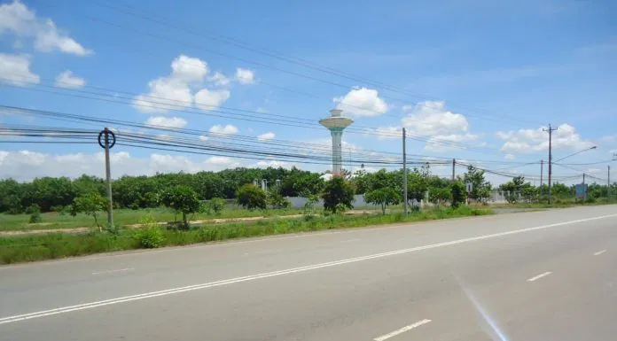Con đường đến hồ ngang qua những cánh rừng cao su bạt ngàn. (ảnh: Đỗ Khánh Ngọc)