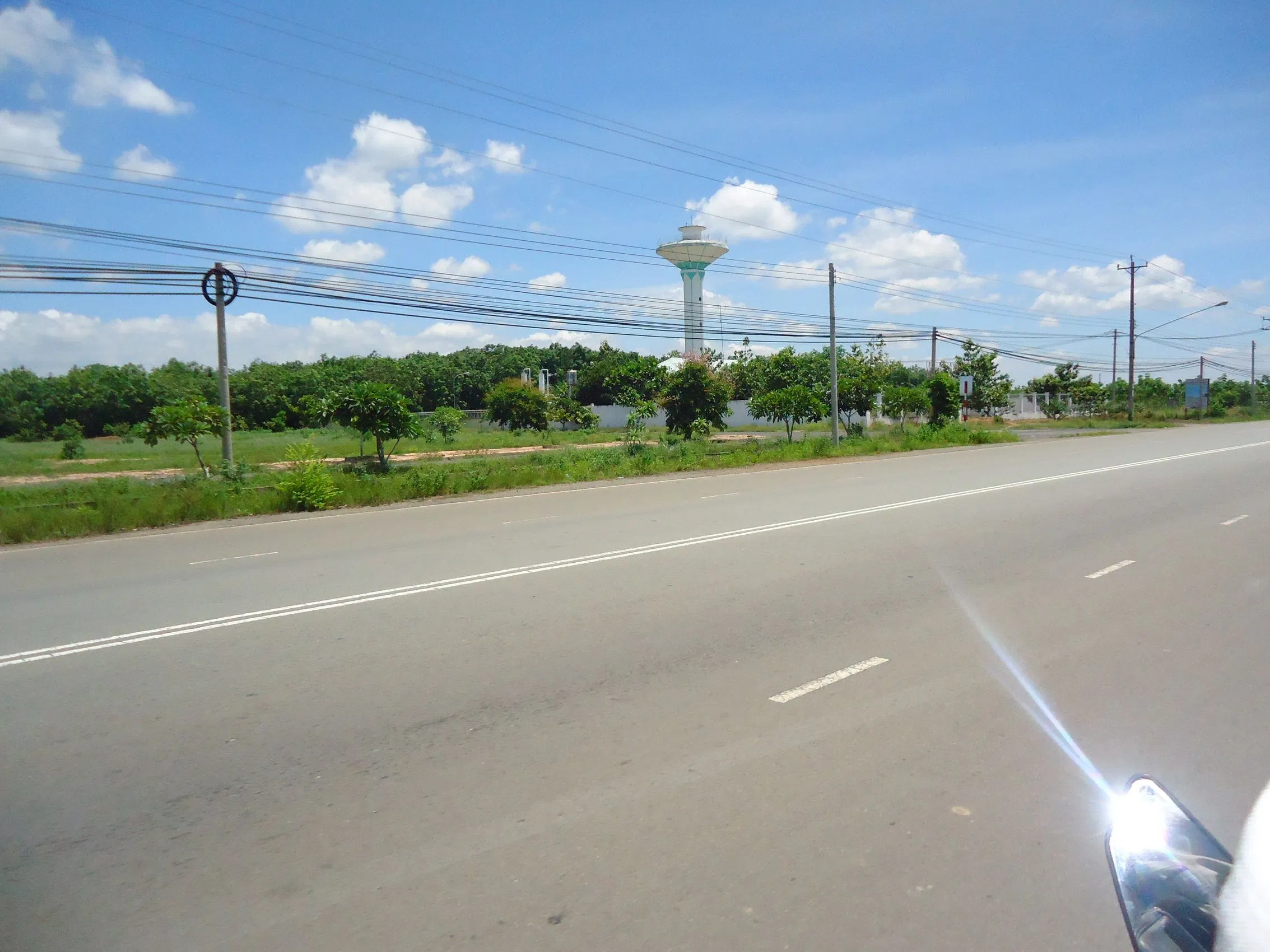 Con đường đến hồ ngang qua những cánh rừng cao su bạt ngàn. (ảnh: Đỗ Khánh Ngọc)