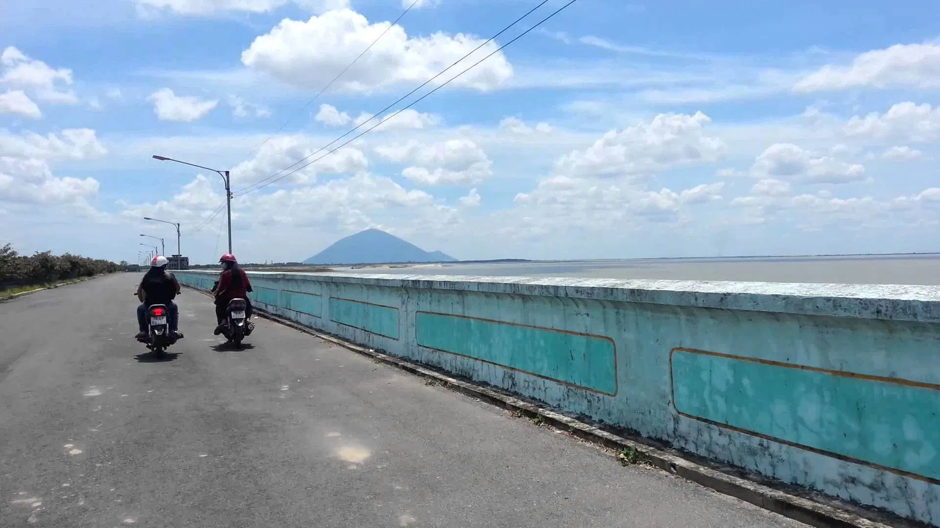 Chạy theo đường ven hồ là gần đến hồ Dầu Tiếng rồi! (ảnh: internet)