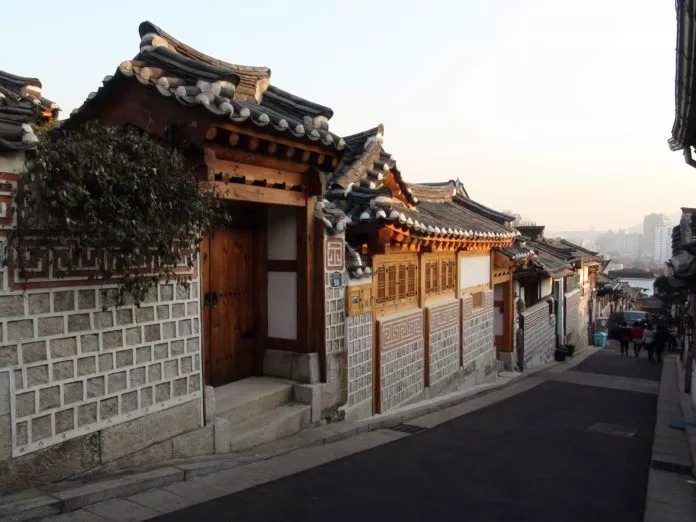 Cổ kính và bình yên là hai từ diễn tả vẻ đẹp của làng Bukchon Hanok. (ảnh: internet)