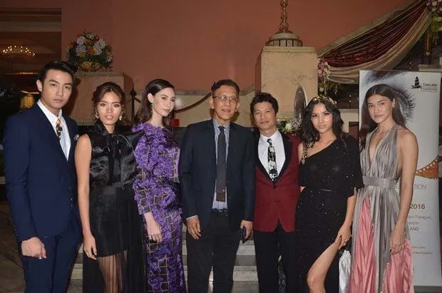 Dustin Nguyễn vui mừng gặp lại những anh em của ê-kíp và đạo diễn The man with Iron Fists 2 (Ảnh internet)