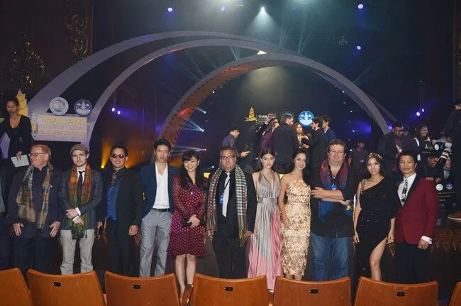 Dustin và Bebe chụp ảnh kỷ niệm cùng các nghệ sĩ và ekip lớn trong Festival (Ảnh internet)