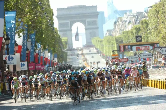 Các tay đua đang dốc hết sức, tung cú "chạy nước rút" để chiến thắng cuối cùng khi về Paris. (ảnh: internet)