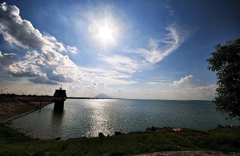 Hồ đẹp dưới nắng mai (ảnh: internet)