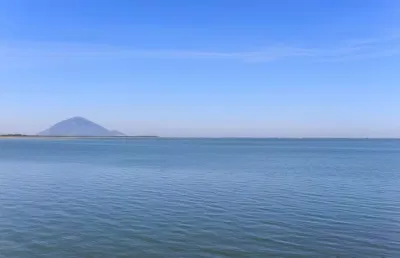 Hồ Dầu Tiếng là hồ nước nhân tạo nổi tiếng và lớn nhất Việt Nam. (ảnh: internet) 