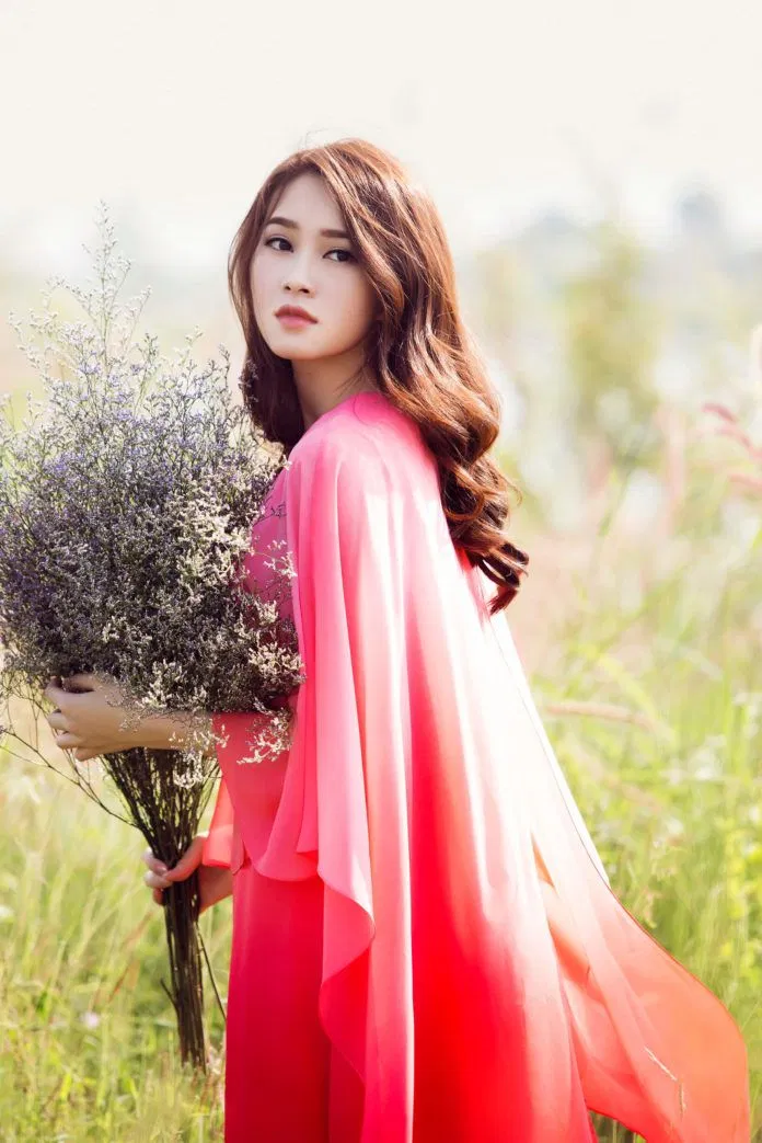 Hoa hậu Việt Nam Đặng Thu Thảo dịu dàng, xinh mơ mộng với mái tóc xõa dài xoăn nhẹ. (ảnh: internet)